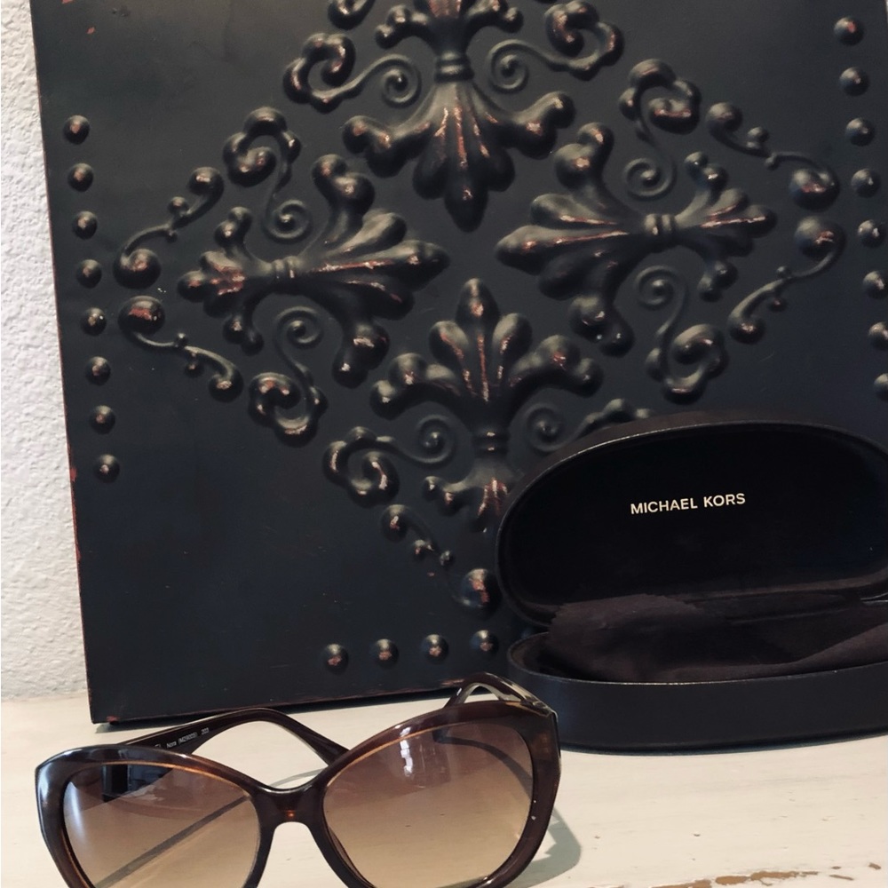 MICHAEL KORS authentic NORA sunglasses. NWOT.